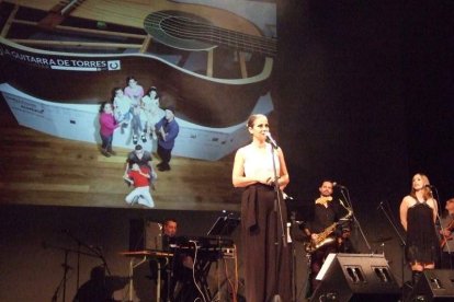 El Maestro Padilla se ha llenado de solidaridad en una gala que ha contado con la actuación de cantantes y músicos almerienses . Fotos: JA