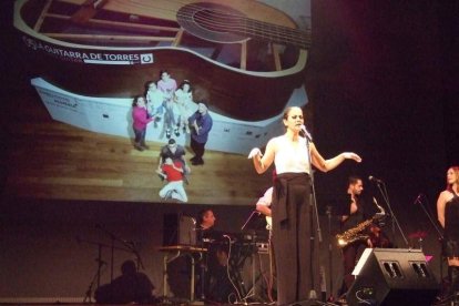 El Maestro Padilla se ha llenado de solidaridad en una gala que ha contado con la actuación de cantantes y músicos almerienses . Fotos: JA