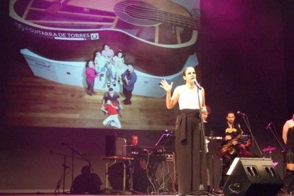 El Maestro Padilla se ha llenado de solidaridad en una gala que ha contado con la actuación de cantantes y músicos almerienses . Fotos: JA