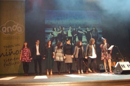 El Maestro Padilla se ha llenado de solidaridad en una gala que ha contado con la actuación de cantantes y músicos almerienses . Fotos: JA