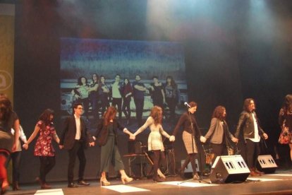 El Maestro Padilla se ha llenado de solidaridad en una gala que ha contado con la actuación de cantantes y músicos almerienses . Fotos: JA