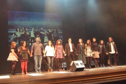 El Maestro Padilla se ha llenado de solidaridad en una gala que ha contado con la actuación de cantantes y músicos almerienses . Fotos: JA