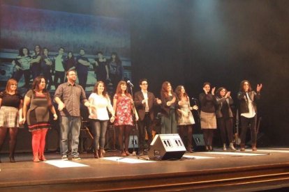 El Maestro Padilla se ha llenado de solidaridad en una gala que ha contado con la actuación de cantantes y músicos almerienses . Fotos: JA
