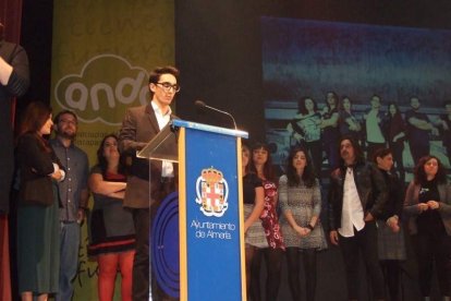 El Maestro Padilla se ha llenado de solidaridad en una gala que ha contado con la actuación de cantantes y músicos almerienses . Fotos: JA