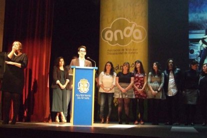 El Maestro Padilla se ha llenado de solidaridad en una gala que ha contado con la actuación de cantantes y músicos almerienses . Fotos: JA
