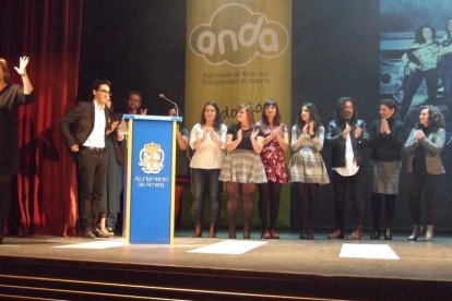 El Maestro Padilla se ha llenado de solidaridad en una gala que ha contado con la actuación de cantantes y músicos almerienses . Fotos: JA