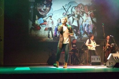 El Maestro Padilla se ha llenado de solidaridad en una gala que ha contado con la actuación de cantantes y músicos almerienses . Fotos: JA