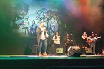 El Maestro Padilla se ha llenado de solidaridad en una gala que ha contado con la actuación de cantantes y músicos almerienses . Fotos: JA