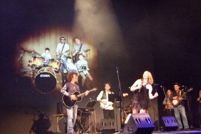 El Maestro Padilla se ha llenado de solidaridad en una gala que ha contado con la actuación de cantantes y músicos almerienses . Fotos: JA
