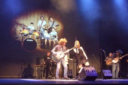 El Maestro Padilla se ha llenado de solidaridad en una gala que ha contado con la actuación de cantantes y músicos almerienses . Fotos: JA