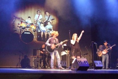 El Maestro Padilla se ha llenado de solidaridad en una gala que ha contado con la actuación de cantantes y músicos almerienses . Fotos: JA