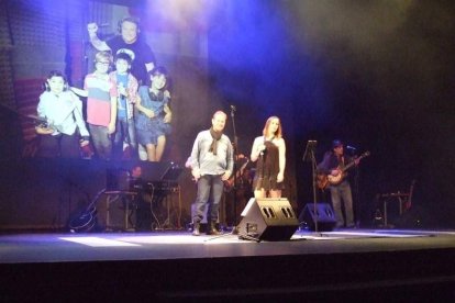 El Maestro Padilla se ha llenado de solidaridad en una gala que ha contado con la actuación de cantantes y músicos almerienses . Fotos: JA