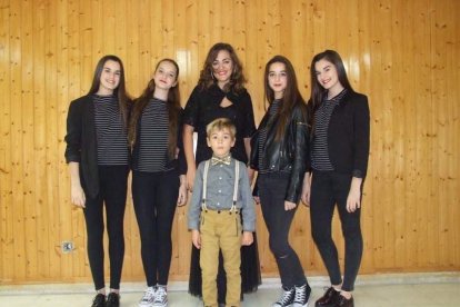 El Maestro Padilla se ha llenado de solidaridad en una gala que ha contado con la actuación de cantantes y músicos almerienses . Fotos: JA