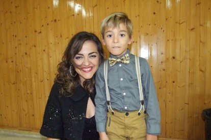 El Maestro Padilla se ha llenado de solidaridad en una gala que ha contado con la actuación de cantantes y músicos almerienses . Fotos: JA