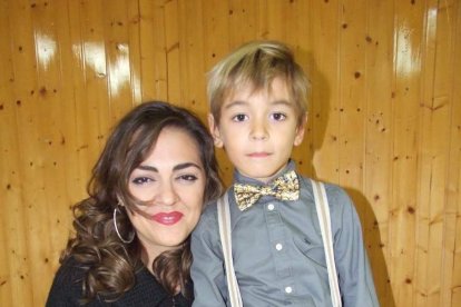 El Maestro Padilla se ha llenado de solidaridad en una gala que ha contado con la actuación de cantantes y músicos almerienses . Fotos: JA
