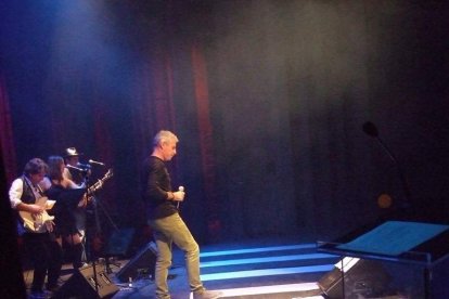 El Maestro Padilla se ha llenado de solidaridad en una gala que ha contado con la actuación de cantantes y músicos almerienses . Fotos: JA