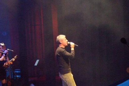 El Maestro Padilla se ha llenado de solidaridad en una gala que ha contado con la actuación de cantantes y músicos almerienses . Fotos: JA