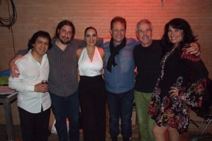 El Maestro Padilla se ha llenado de solidaridad en una gala que ha contado con la actuación de cantantes y músicos almerienses . Fotos: JA
