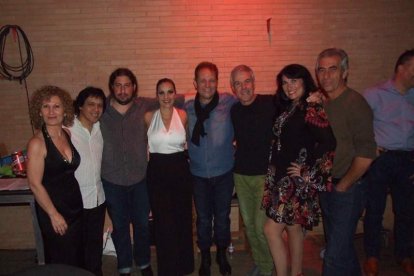 El Maestro Padilla se ha llenado de solidaridad en una gala que ha contado con la actuación de cantantes y músicos almerienses . Fotos: JA
