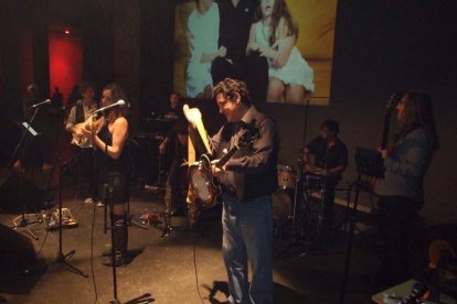 El Maestro Padilla se ha llenado de solidaridad en una gala que ha contado con la actuación de cantantes y músicos almerienses . Fotos: JA