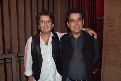 El Maestro Padilla se ha llenado de solidaridad en una gala que ha contado con la actuación de cantantes y músicos almerienses . Fotos: JA