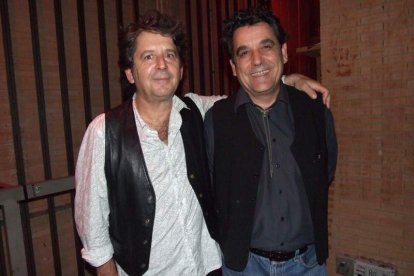 El Maestro Padilla se ha llenado de solidaridad en una gala que ha contado con la actuación de cantantes y músicos almerienses . Fotos: JA