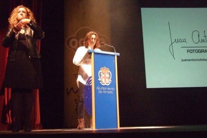 El Maestro Padilla se ha llenado de solidaridad en una gala que ha contado con la actuación de cantantes y músicos almerienses . Fotos: JA
