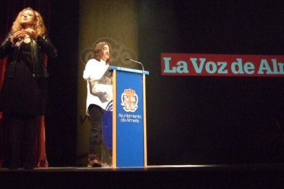 El Maestro Padilla se ha llenado de solidaridad en una gala que ha contado con la actuación de cantantes y músicos almerienses . Fotos: JA