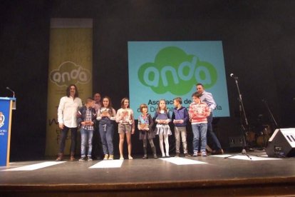El Maestro Padilla se ha llenado de solidaridad en una gala que ha contado con la actuación de cantantes y músicos almerienses . Fotos: JA