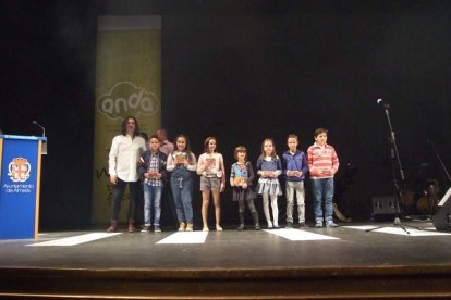 El Maestro Padilla se ha llenado de solidaridad en una gala que ha contado con la actuación de cantantes y músicos almerienses . Fotos: JA