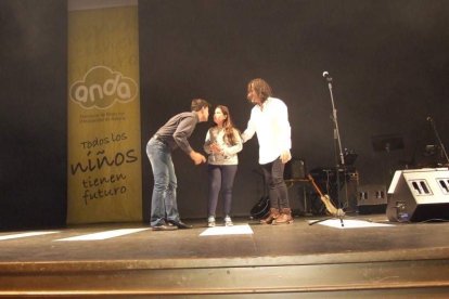 El Maestro Padilla se ha llenado de solidaridad en una gala que ha contado con la actuación de cantantes y músicos almerienses . Fotos: JA