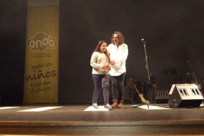 El Maestro Padilla se ha llenado de solidaridad en una gala que ha contado con la actuación de cantantes y músicos almerienses . Fotos: JA