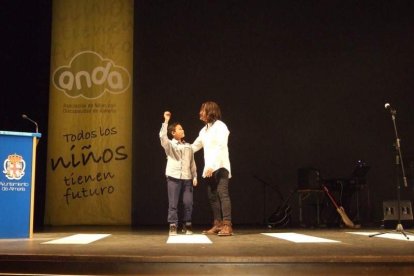El Maestro Padilla se ha llenado de solidaridad en una gala que ha contado con la actuación de cantantes y músicos almerienses . Fotos: JA