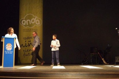 El Maestro Padilla se ha llenado de solidaridad en una gala que ha contado con la actuación de cantantes y músicos almerienses . Fotos: JA
