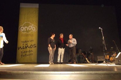 El Maestro Padilla se ha llenado de solidaridad en una gala que ha contado con la actuación de cantantes y músicos almerienses . Fotos: JA