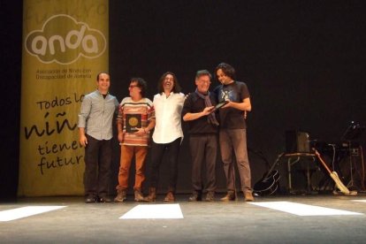 El Maestro Padilla se ha llenado de solidaridad en una gala que ha contado con la actuación de cantantes y músicos almerienses . Fotos: JA