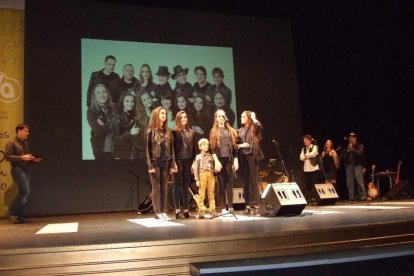 El Maestro Padilla se ha llenado de solidaridad en una gala que ha contado con la actuación de cantantes y músicos almerienses . Fotos: JA