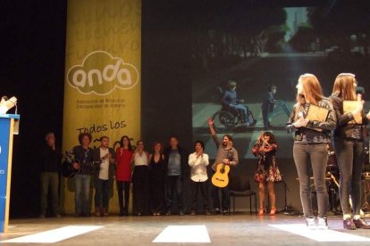 El Maestro Padilla se ha llenado de solidaridad en una gala que ha contado con la actuación de cantantes y músicos almerienses . Fotos: JA