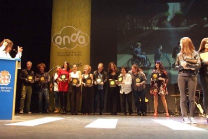 El Maestro Padilla se ha llenado de solidaridad en una gala que ha contado con la actuación de cantantes y músicos almerienses . Fotos: JA