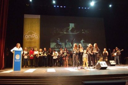 El Maestro Padilla se ha llenado de solidaridad en una gala que ha contado con la actuación de cantantes y músicos almerienses . Fotos: JA