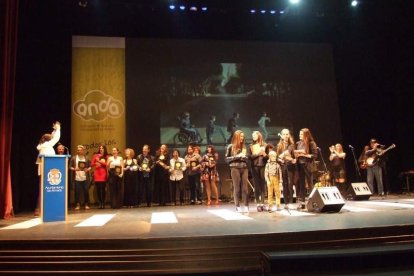 El Maestro Padilla se ha llenado de solidaridad en una gala que ha contado con la actuación de cantantes y músicos almerienses . Fotos: JA