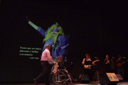 El Maestro Padilla se ha llenado de solidaridad en una gala que ha contado con la actuación de cantantes y músicos almerienses . Fotos: JA