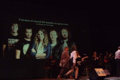 El Maestro Padilla se ha llenado de solidaridad en una gala que ha contado con la actuación de cantantes y músicos almerienses . Fotos: JA