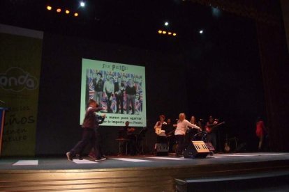 El Maestro Padilla se ha llenado de solidaridad en una gala que ha contado con la actuación de cantantes y músicos almerienses . Fotos: JA