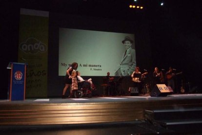 El Maestro Padilla se ha llenado de solidaridad en una gala que ha contado con la actuación de cantantes y músicos almerienses . Fotos: JA