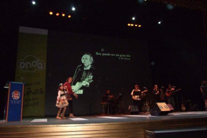 El Maestro Padilla se ha llenado de solidaridad en una gala que ha contado con la actuación de cantantes y músicos almerienses . Fotos: JA