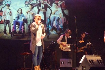 El Maestro Padilla se ha llenado de solidaridad en una gala que ha contado con la actuación de cantantes y músicos almerienses . Fotos: JA