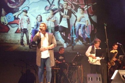 El Maestro Padilla se ha llenado de solidaridad en una gala que ha contado con la actuación de cantantes y músicos almerienses . Fotos: JA