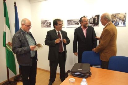 Con prólogo de Antonia Sánchez, el libro ‘En busca de una luz en la oscuridad’ cuenta con Miguel Caballero, Ana Torregrosa, Marisol Va