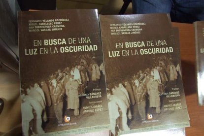 Con prólogo de Antonia Sánchez, el libro ‘En busca de una luz en la oscuridad’ cuenta con Miguel Caballero, Ana Torregrosa, Marisol Va